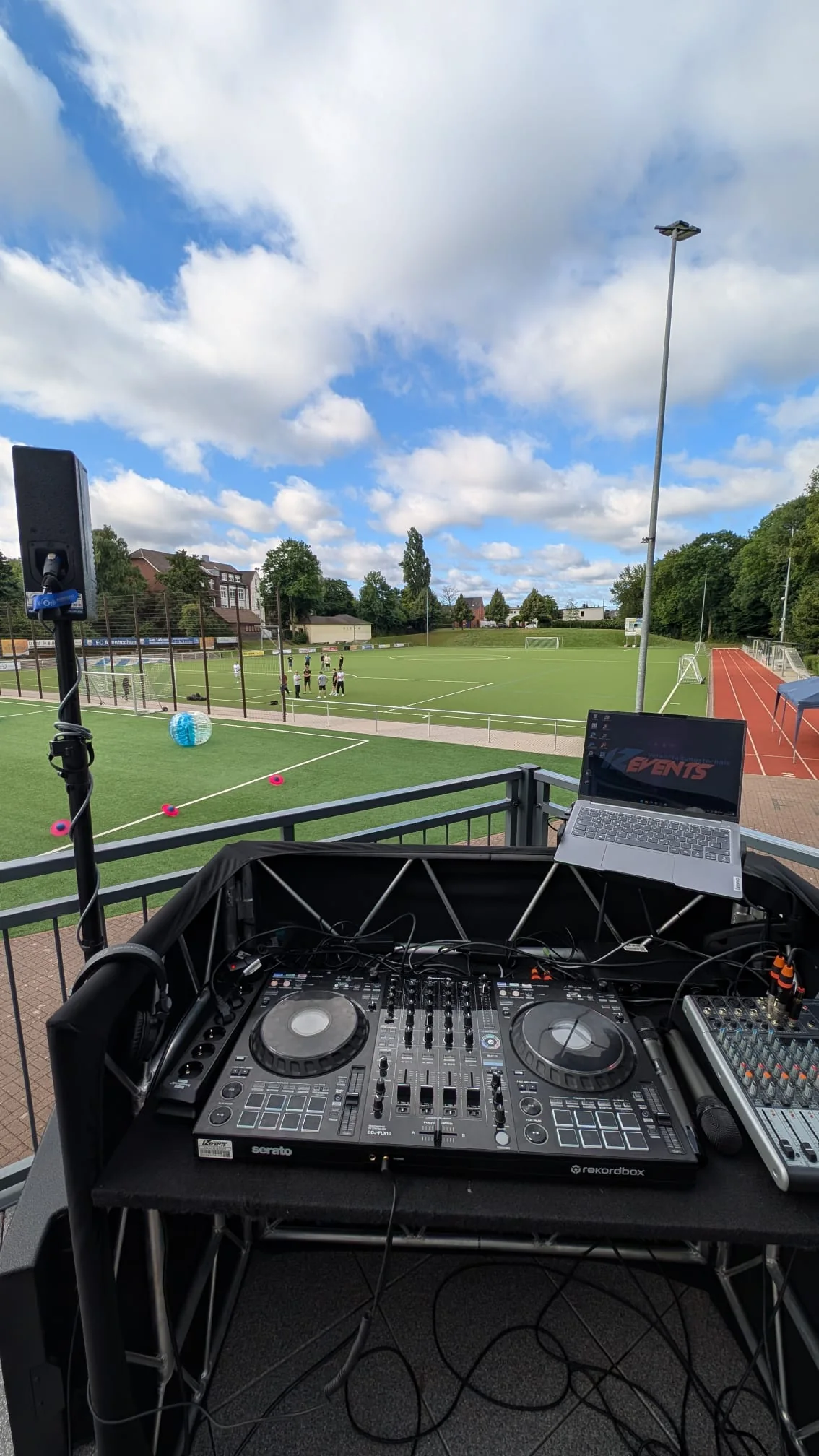 DJ- und Beschallungsaufbau von IZ-Events an einem Sportplatz