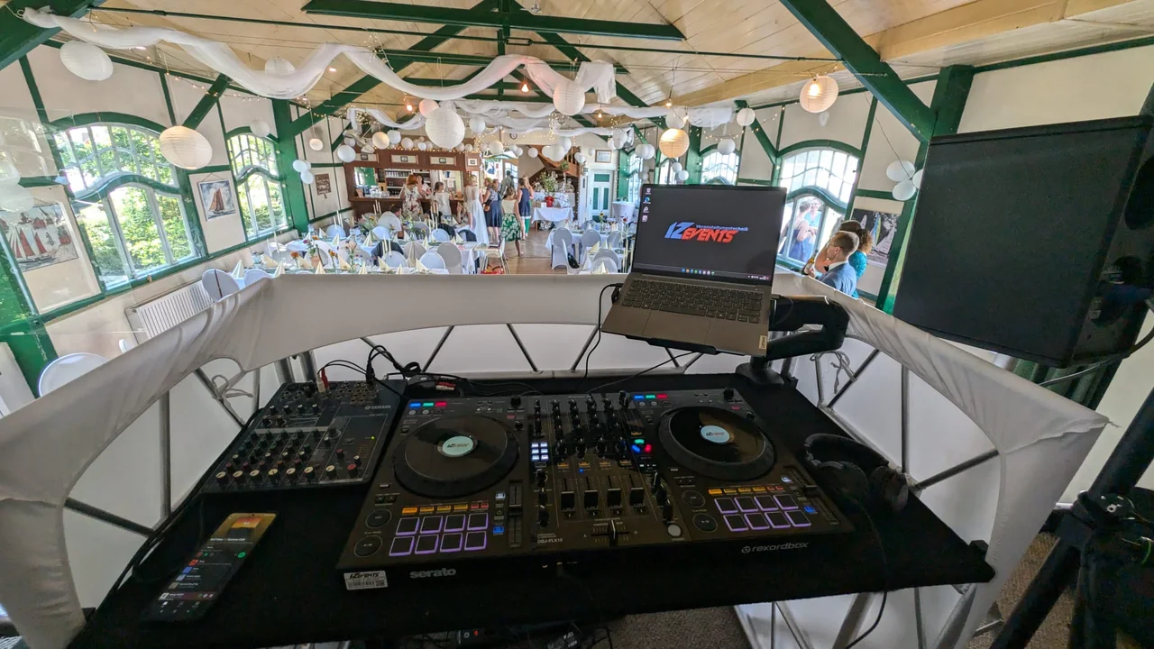 DJ-Aufbau von IZ-Events in einem für eine Hochzeit geschmückten Festsaal